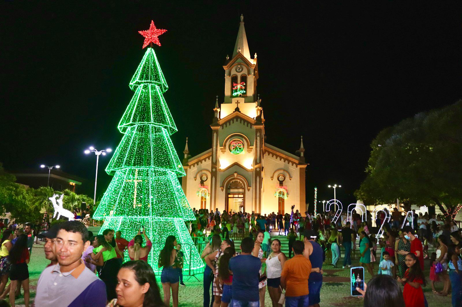 Assaré: decoração natalina encanta público na abertura do “Natal da Esperança”