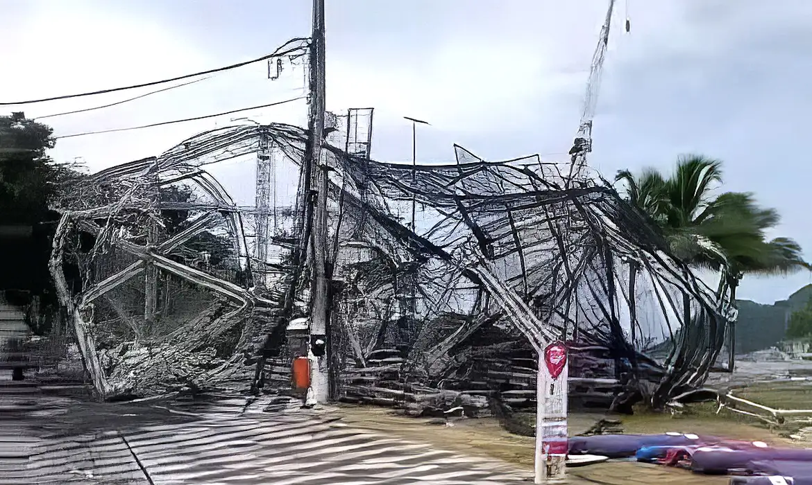 Árvore de Natal de 50 metros desaba na orla de Niterói