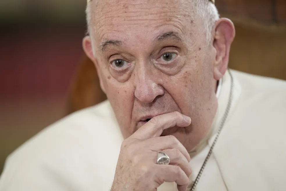 Papa Francisco autoriza padres abençoarem casais do mesmo sexo em decisão histórica