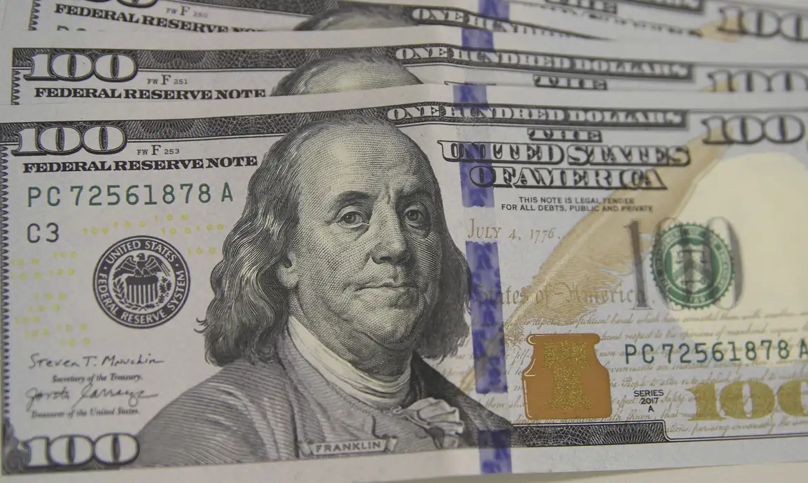 Dólar fecha no maior valor desde março de 2021