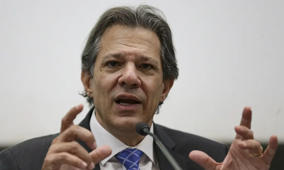 Pé-de-Meia não vai ser interrompido, diz Haddad