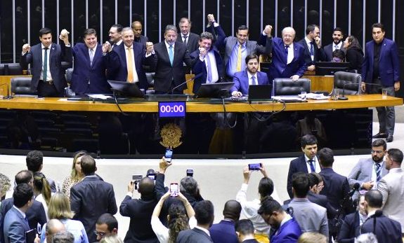 Deputados aprovam reforma tributária em votação histórica após 40 anos