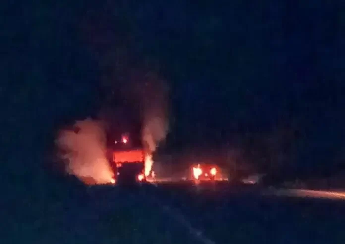 Carreta pega fogo na BR-116 em Milagres e motorista consegue escapar