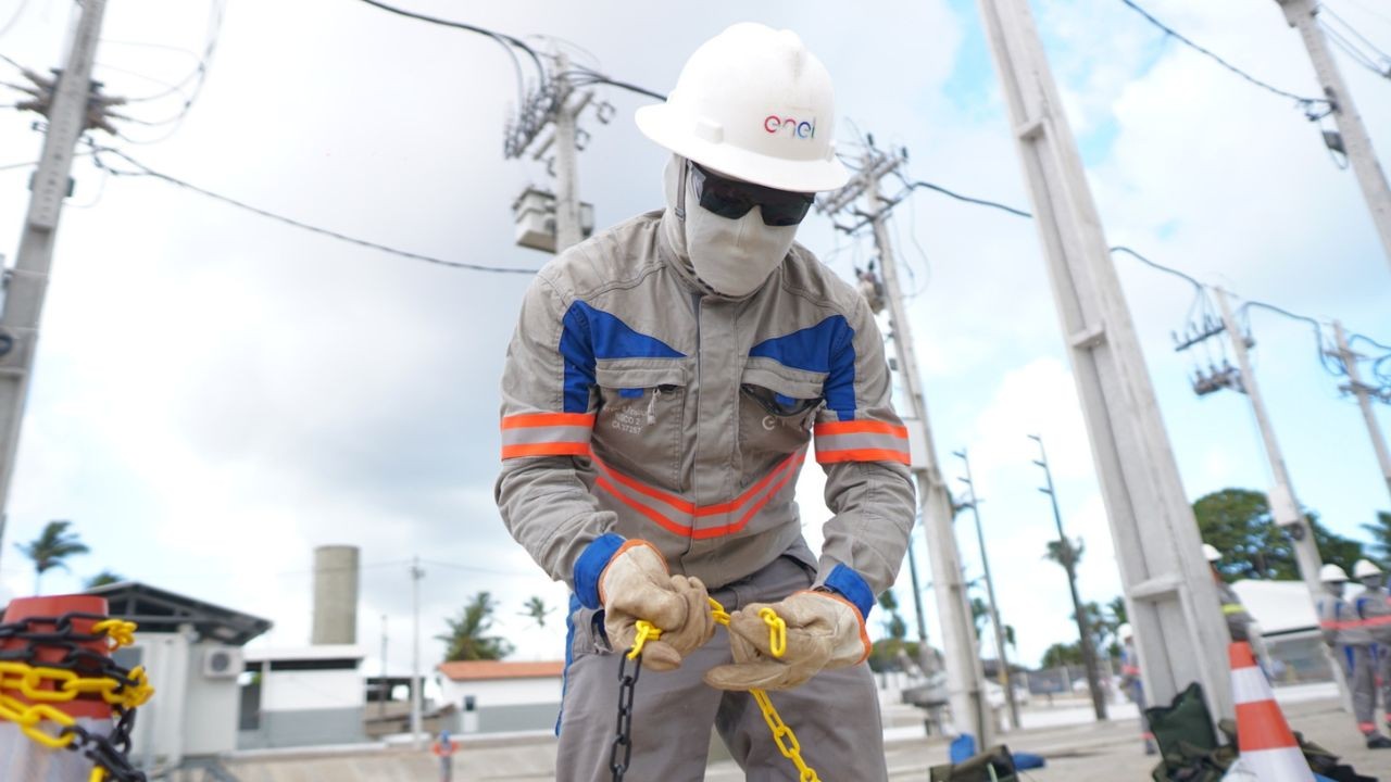 Arce aplica multa de R$ 19,4 milhões na Enel Ceará