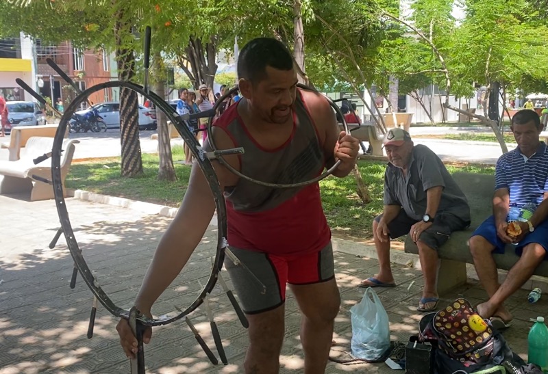 Mestre Ligeirinho realiza arte na rua e apresentações ilusionistas em Juazeiro do Norte; assista