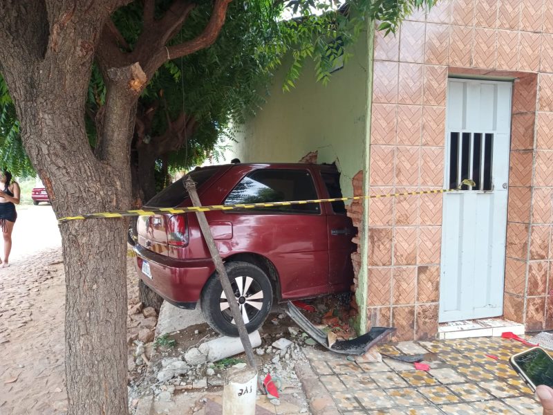 Mulher embriagada perde controle do carro, invade casa e atropela senhora que estava deitada numa rede em Juazeiro