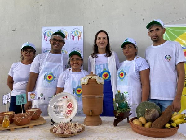 Primeira-dama Lia de Freitas visita cozinha comunitária no município do Crato
