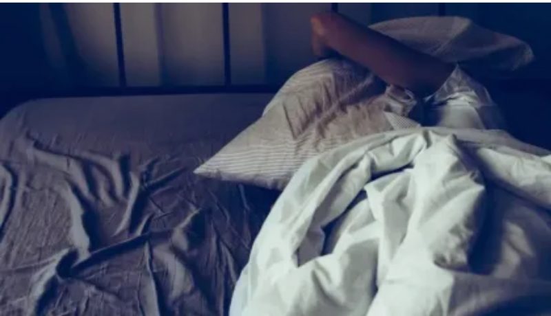 Dormir mal afeta emoções positivas e traz riscos à saúde mental a longo prazo