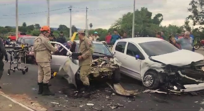 Acidente entre carros deixa pessoas feridas no Anel Viário em Juazeiro