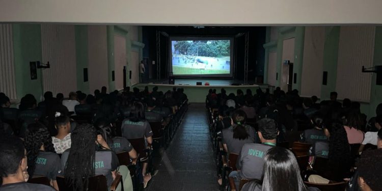Prefeitura de Barbalha promove sessão de cinema para bolsistas do Programa Bolsa Jovem