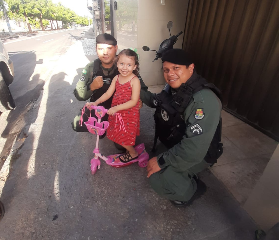 Policiais militares realizam sonho de criança que endereçou cartinha para uma viatura