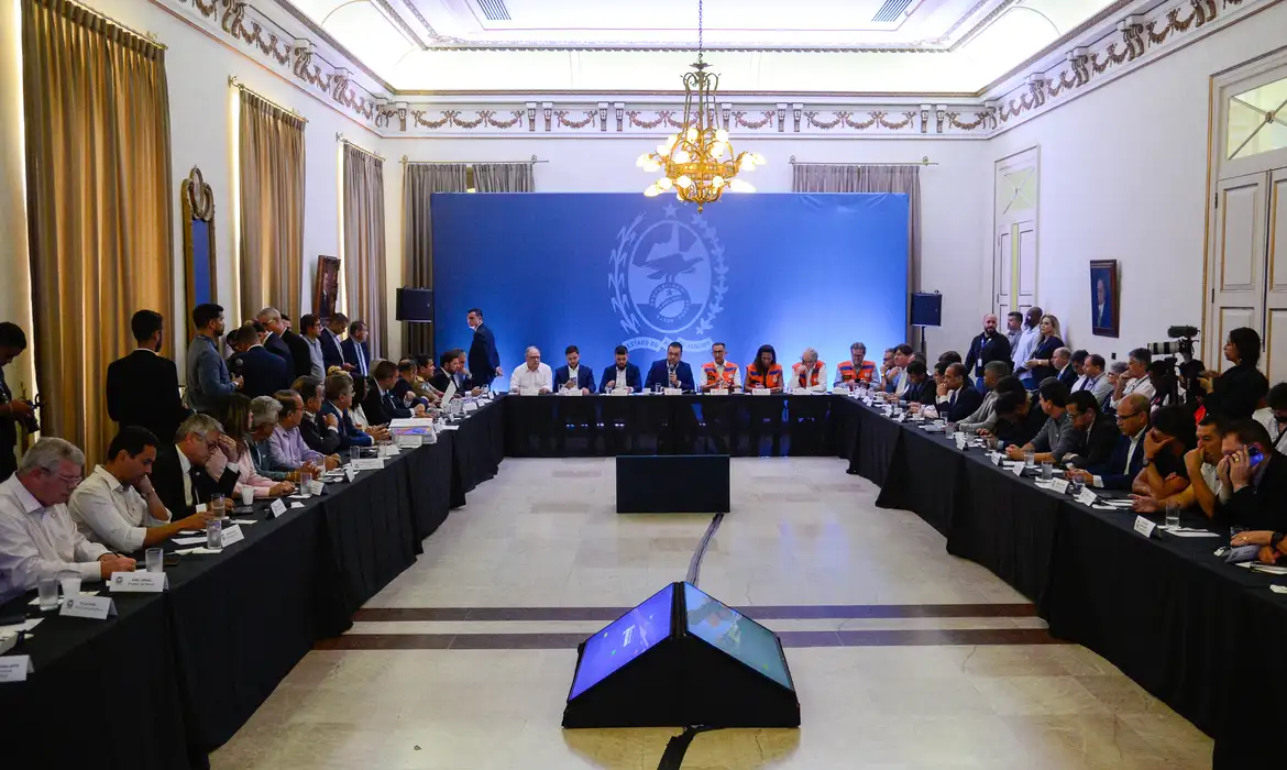 Comitiva do governo federal visita área atingida por chuva no Rio