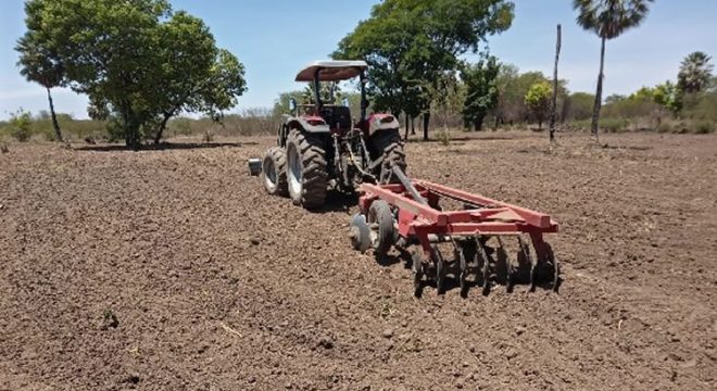 Programa de aração de terras gratuita aos agricultores é ofertado em Juazeiro