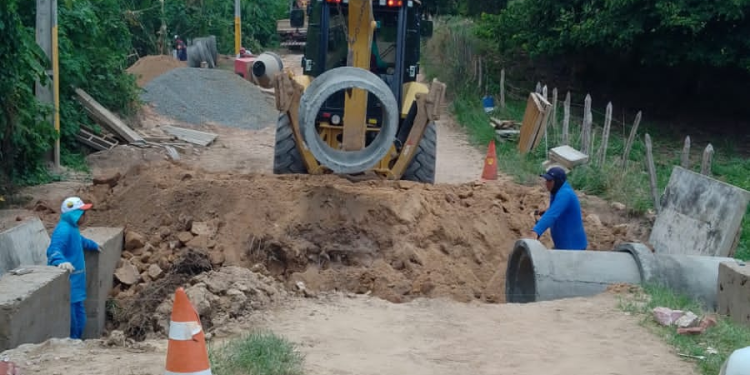 Prefeitura de Barbalha inicia construção de passagem molhada e pavimentação do Sítio Farias