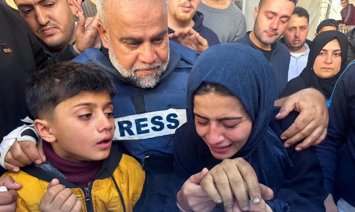 Jornalista que perdeu família em Gaza diz que imprensa virou “alvo”