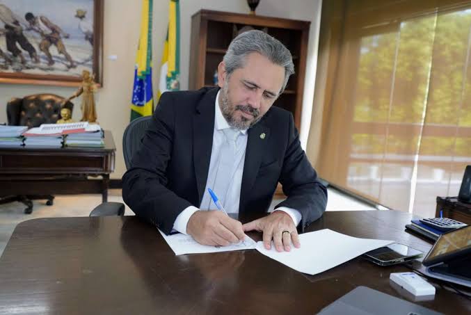 Governador Elmano de Freitas antecipa salário de servidores para 28 de fevereiro, antes do carnaval