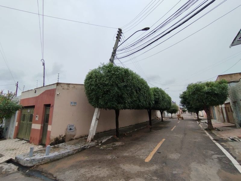 AO VIVO: moradores se preocupam com poste prestes a cair e isolam trecho de rua em Juazeiro do Norte