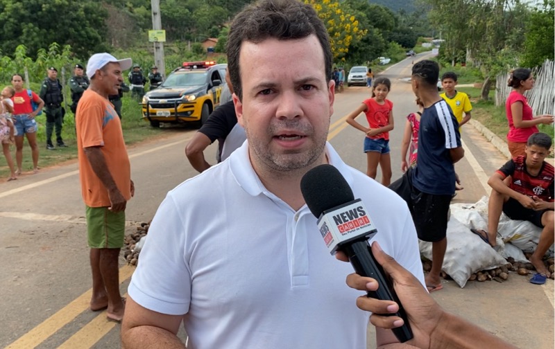 Após protesto, prefeito Guilherme diz que será instalado novo encanamento de água no Arajara, em Barbalha