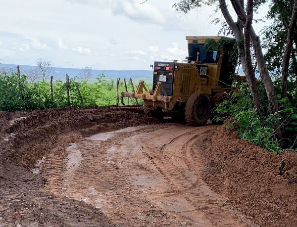 Prefeitura do Crato realiza manutenção em estradas rurais, por conta das chuvas
