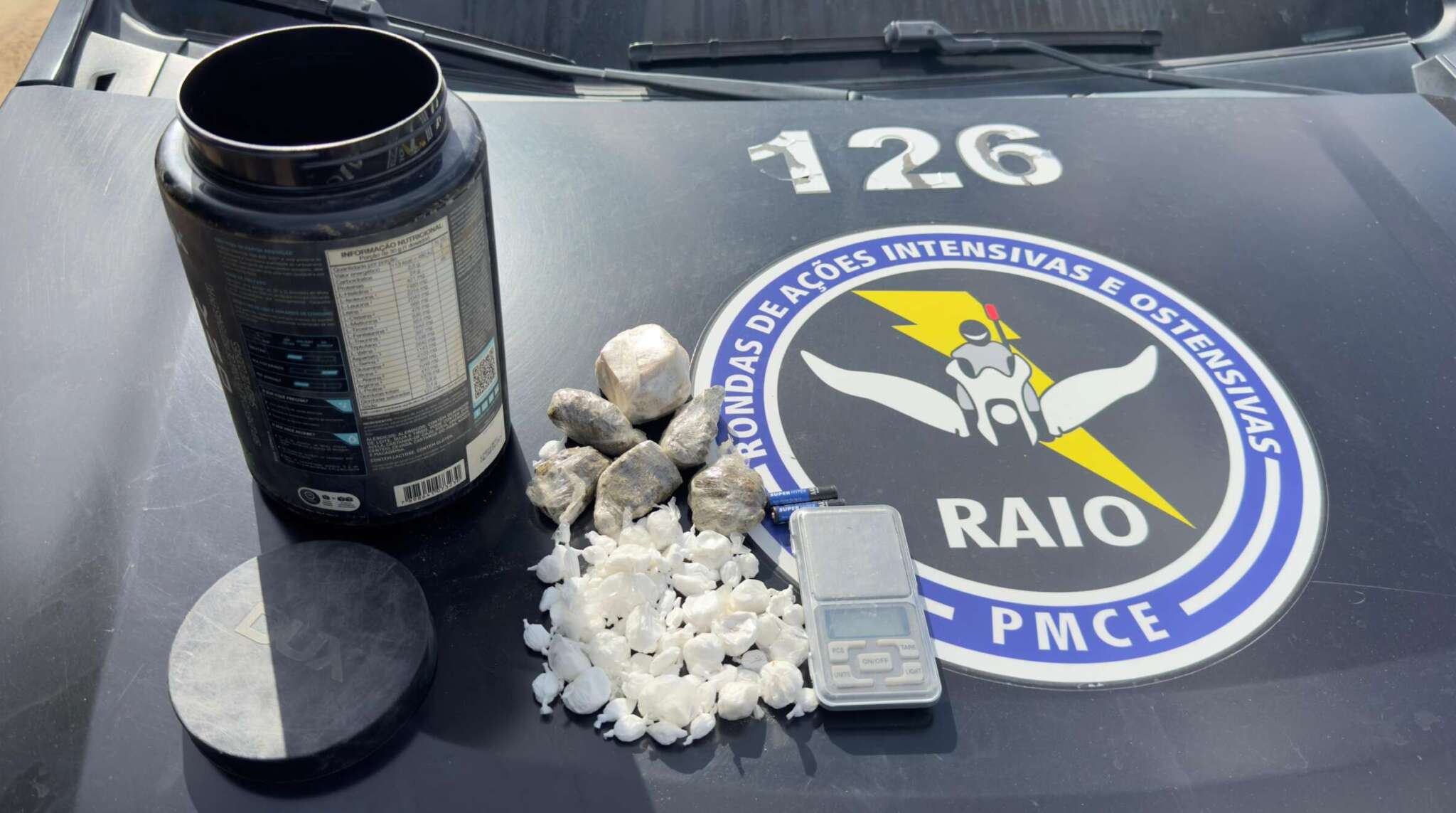 Polícia Militar apreende drogas escondidas em recipiente enterrado em terreno baldio na cidade de Iguatu