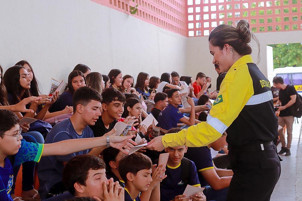 Detran-CE realiza ações educativas em pontos estratégicos de Jijoca de Jericoacoara