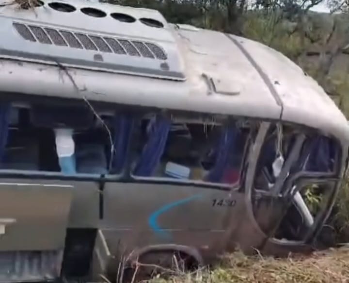 Vídeo: ônibus saído de Jardim-CE capota na BR-365 em Minas Gerais e acidente deixa vários feridos