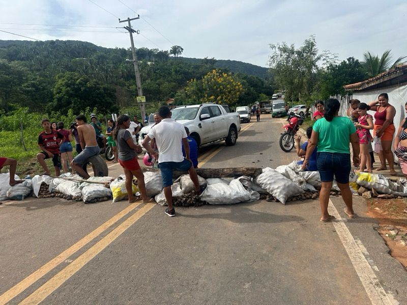 AO VIVO: população se revolta e interdita rodovia após falta d’água no distrito de Arajara em Barbalha