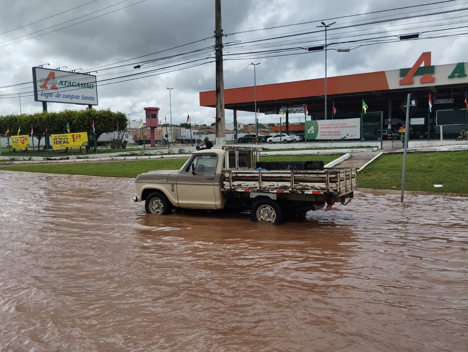 AO VIVO: Avenida Padre Cícero fica alagada após chuvas e trânsito enfrenta transtornos