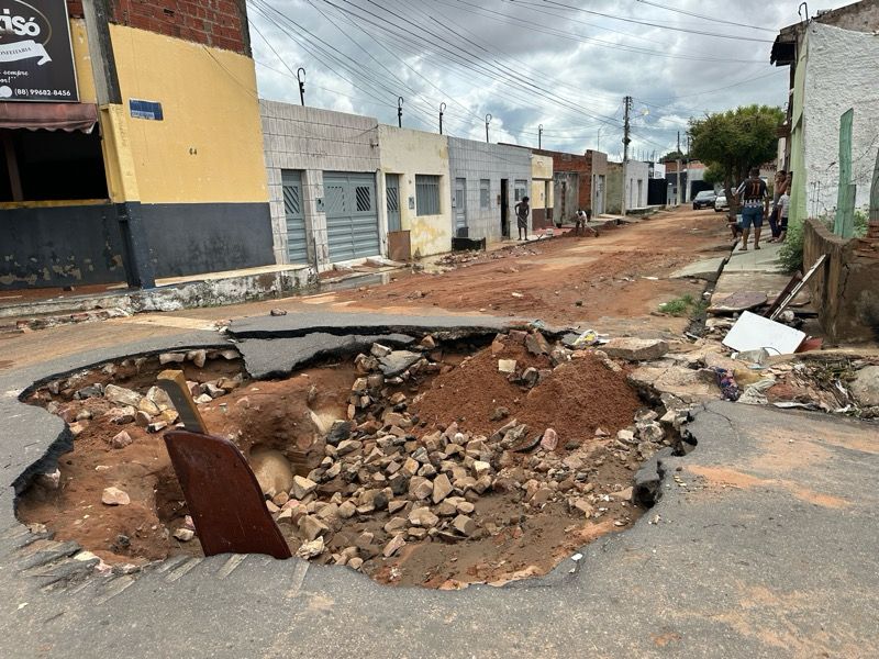 AO VIVO: moradores do bairro Antônio Vieira lamentam buraco em rua e inundação de casas em Juazeiro do Norte