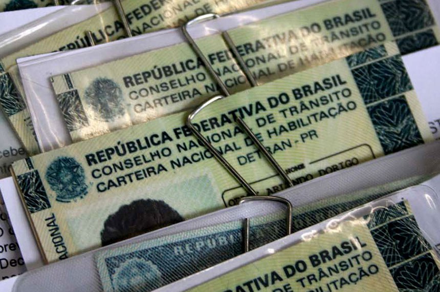 Projeto em análise na Câmara autoriza o cancelamento de multa ao condutor que comprovar a existência de CNH