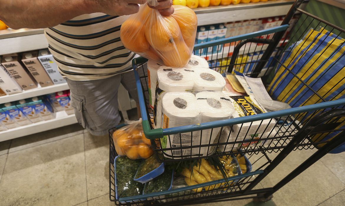 Abras aponta queda de 4,25% no consumo de brasileiros em fevereiro