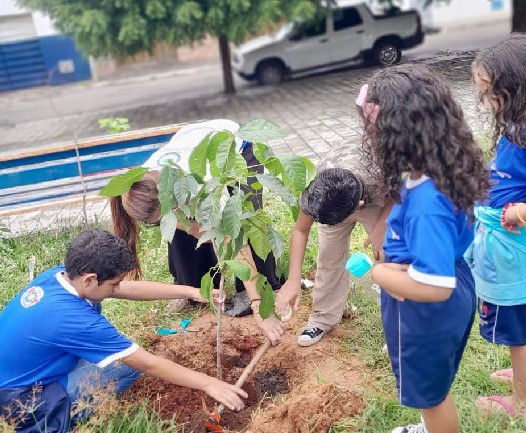 Estudantes da Rede Pública de Juazeiro do Norte participam de plantio de árvores nativas