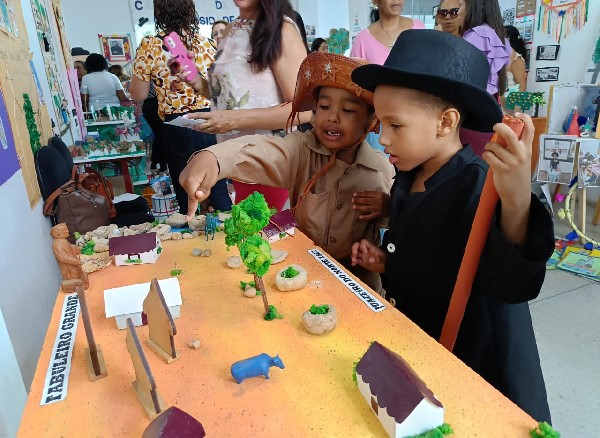 Exposição de trabalhos da Educação Infantil de Juazeiro do Norte aborda história de Padre Cícero