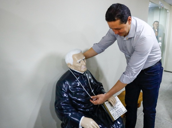 Prefeitura de Juazeiro realiza menção honrosa a monumento de Padre Cícero instalado no Gabinete