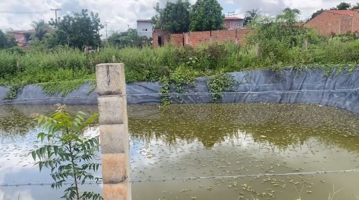 Reservatório na Vila São Bento em Crato preocupa moradores por acúmulo de água parada e risco de transmissão de dengue