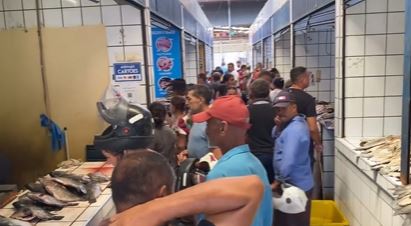Consumidores correm para garantir o peixe da Sexta-feira Santa no Mercado do João Cabral