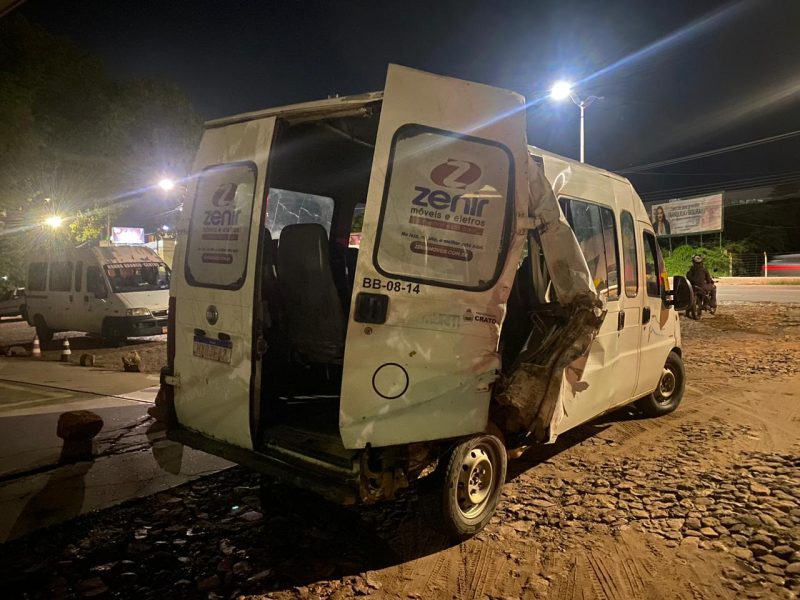 AO VIVO: acidente entre topique, carro e caminhão deixa pelo menos três pessoas feridas no Crato