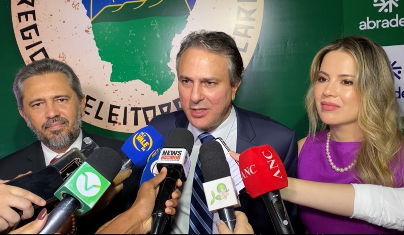 No Cariri, Camilo Santana recebe Medalha Padre Cícero e fala sobre ações do MEC