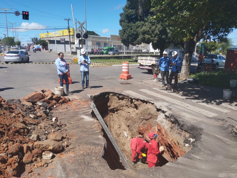 Trecho da avenida Padre Cícero é interditado para obras após formação de cratera por escape na drenagem