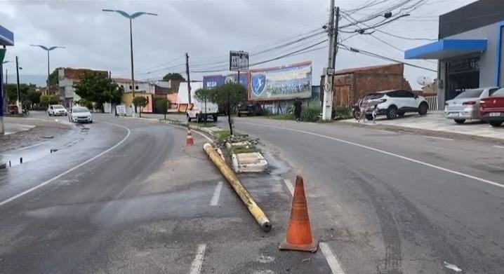 Populares solicitam retirada de poste caído na avenida perimetral Dom Francisco em Crato