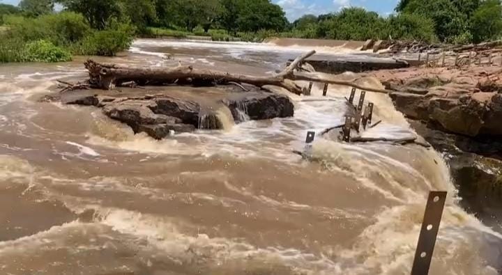 Queda d’água na cachoeira de Missão Velha se intensifica após chuvas recentes