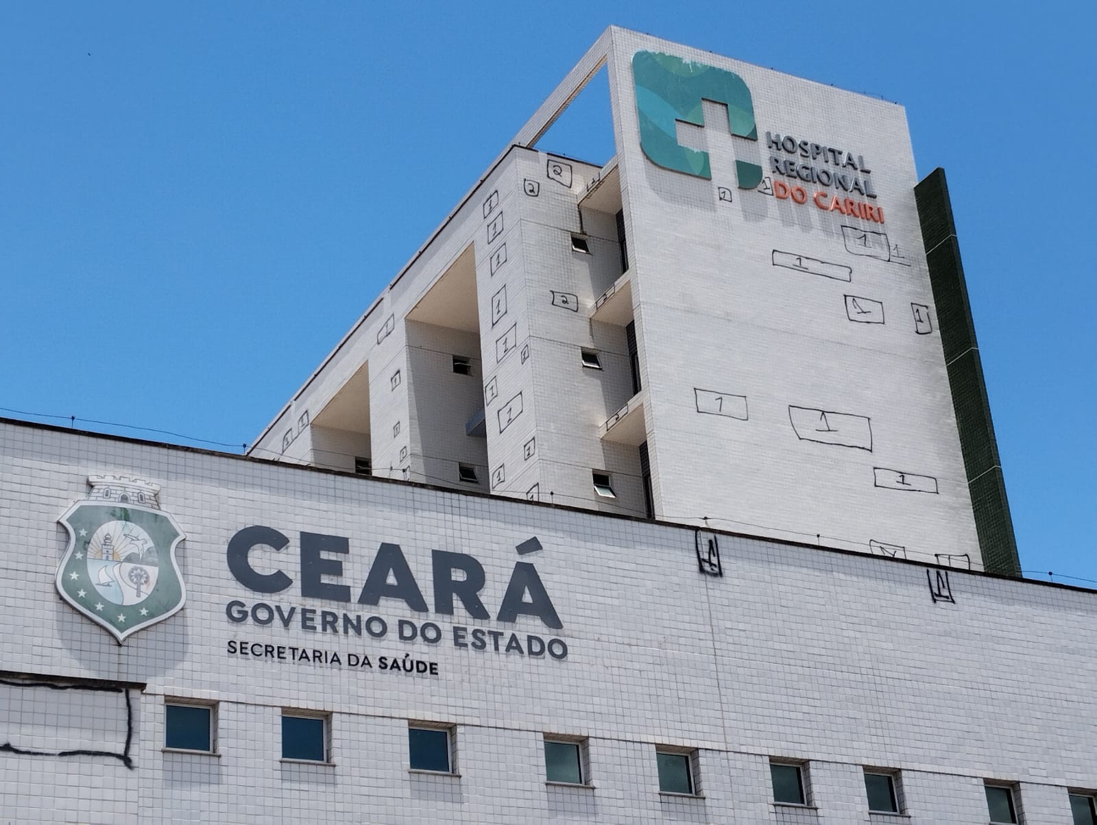 Entenda porque Hospital Regional do Cariri está com marcações na sua fachada