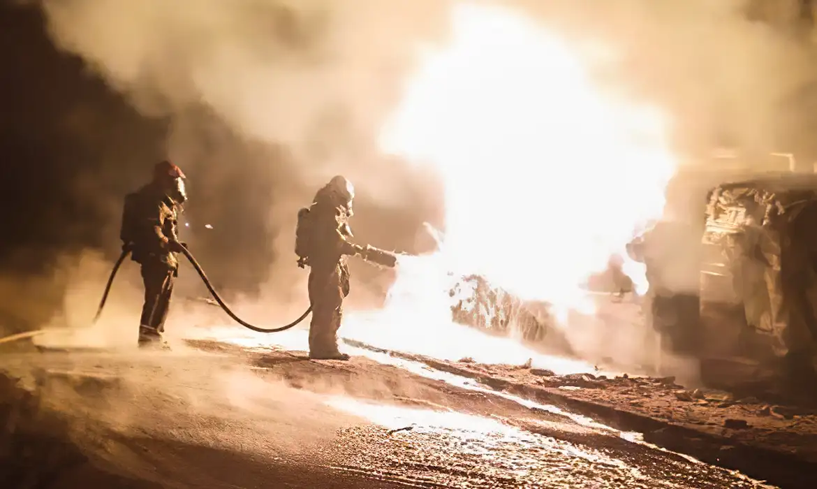 Caminhão-tanque tomba e incendeia casas em Belo Horizonte
