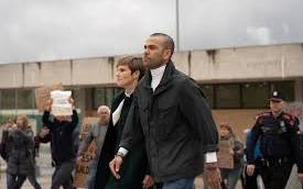Daniel Alves deixa prisão na Espanha após pagar R$ 5,4 milhões de fiança
