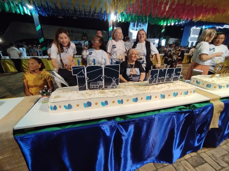 Tradicional seresta com corte do bolo celebra 180 anos de nascimento do padre Cícero; assista