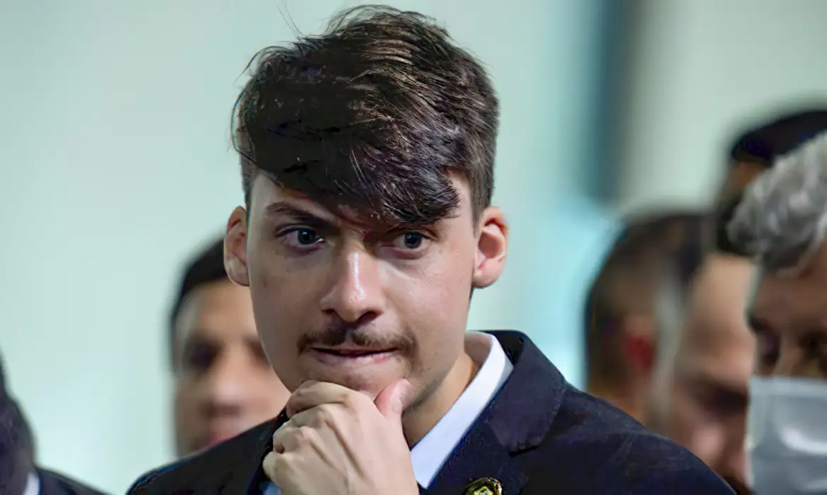 Filho de Bolsonaro, Jair Renan vira réu por lavagem de dinheiro e falsidade ideológica