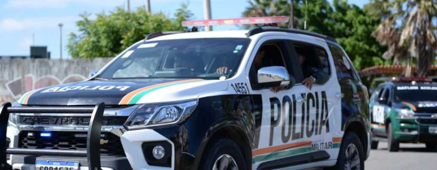 Polícia Militar prende dupla por tráfico e apreende arma e drogas em Juazeiro do Norte