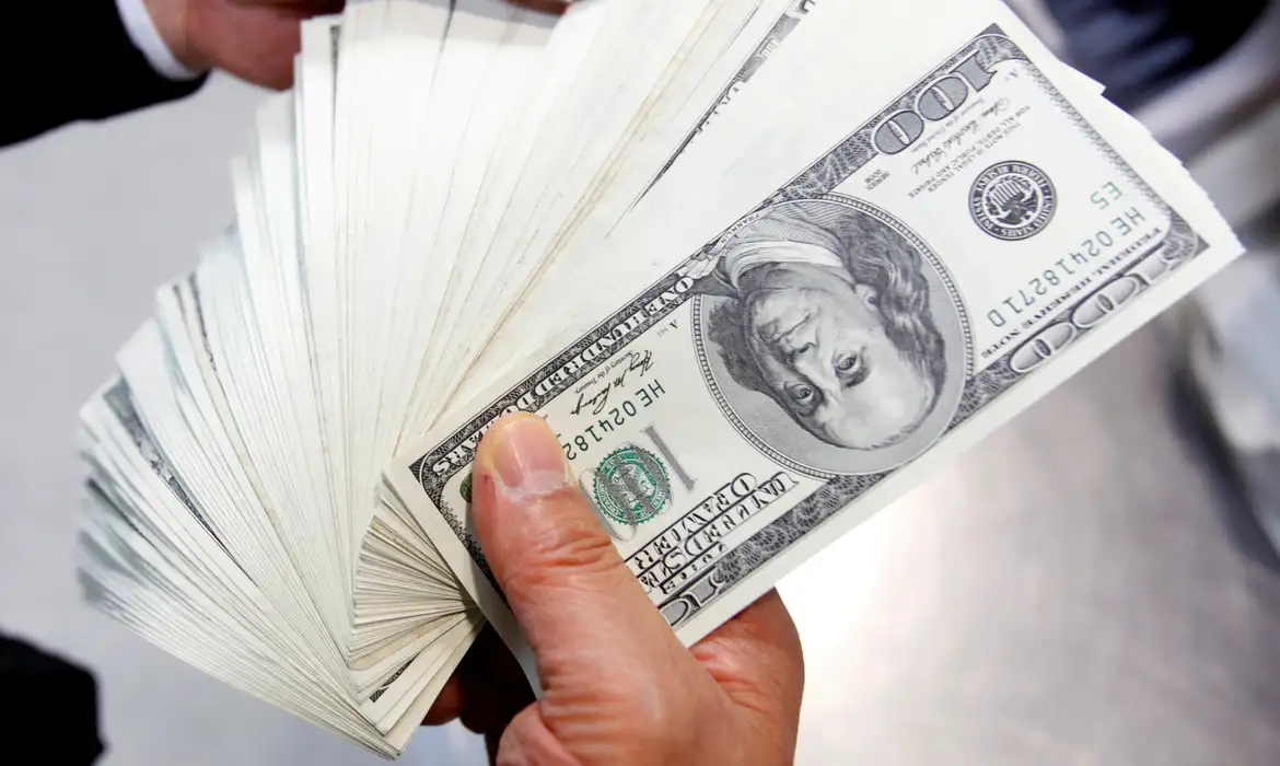 Mercado financeiro eleva previsão de Inflação e do dólar para 2025