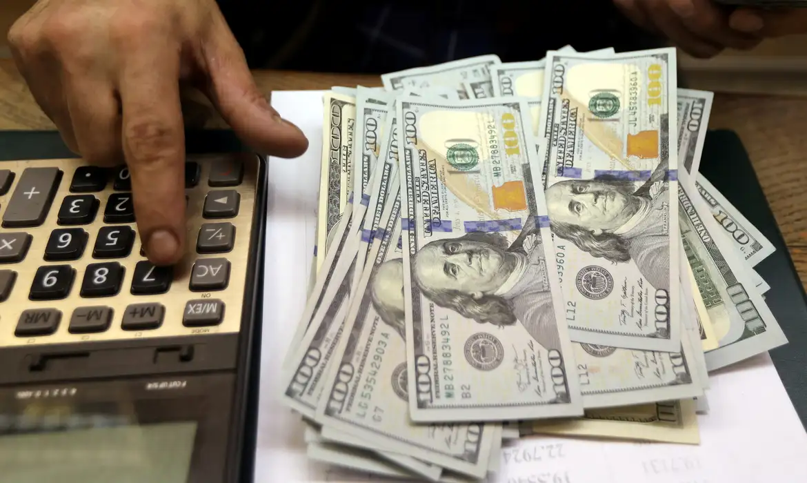Dólar cai pela sétima vez seguida e fecha em R$ 5,64