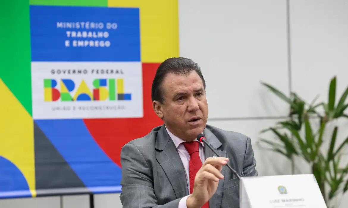 Empresa que omitir dados sobre igualdade salarial será fiscalizada, diz ministro